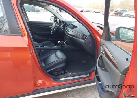 2013 BMW X1 xDrive28I z USA, uszkodzony, nr VIN WBAVL1C52DVR88401